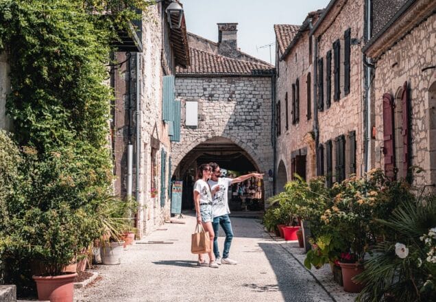 Dans une rue de la bastide de Monflanquin (Lot-et-Garonne)
