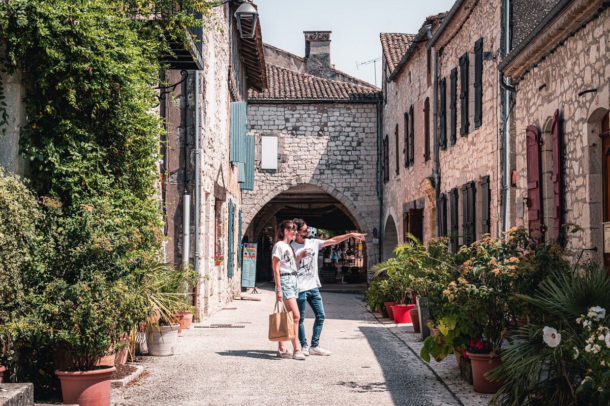 Dans une rue de la bastide de Monflanquin (Lot-et-Garonne)