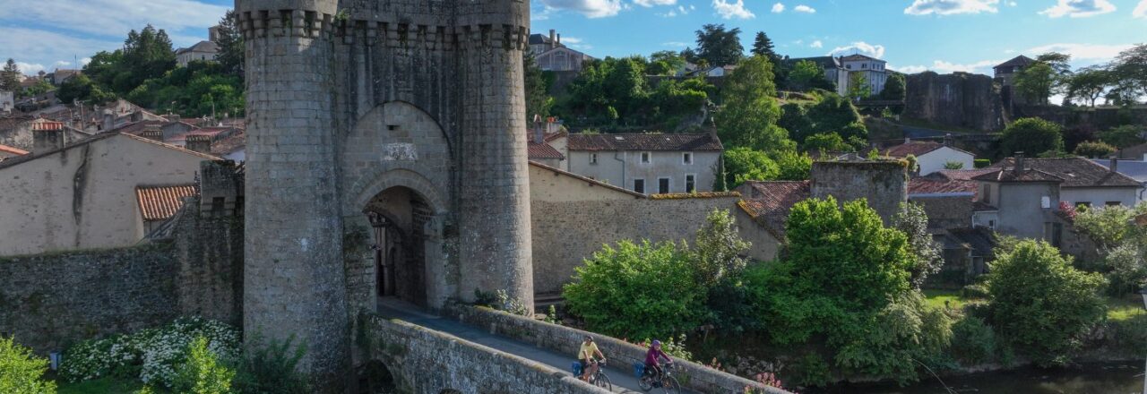 Pont roman et Porte Saint-Jacques de Parthenay (Deux-Sèvres)