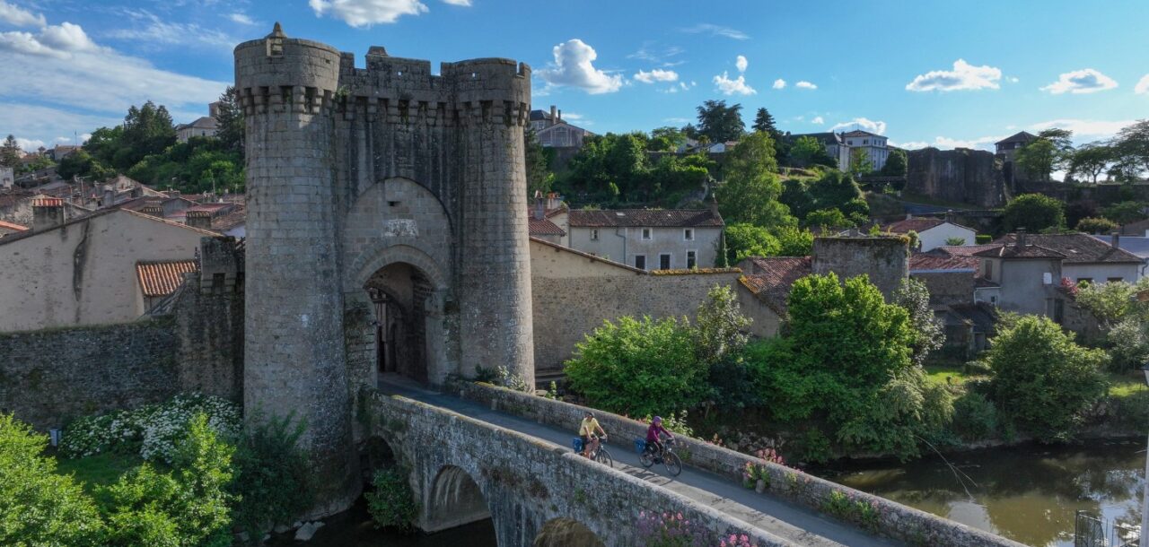 Pont roman et Porte Saint-Jacques de Parthenay (Deux-Sèvres)