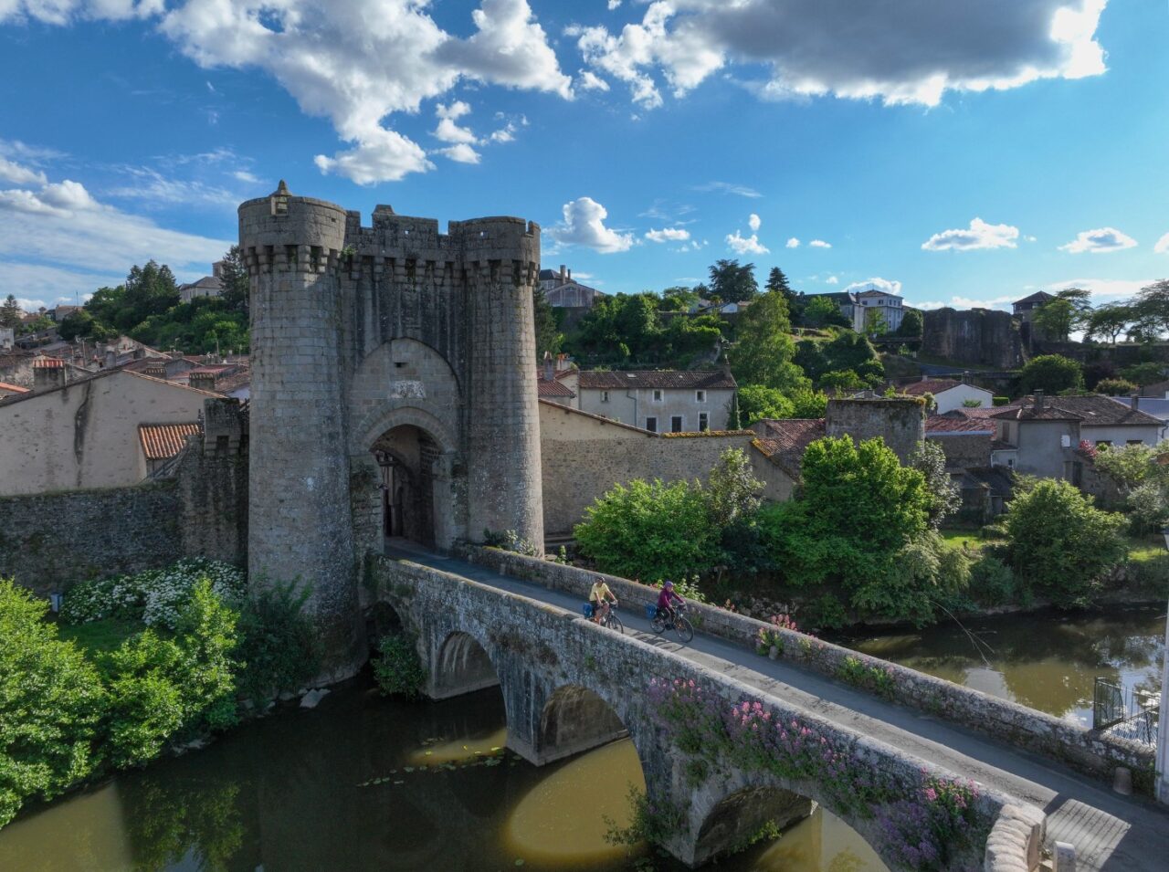 Pont roman et Porte Saint-Jacques de Parthenay (Deux-Sèvres)